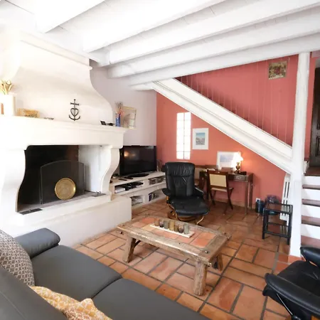 Pleasant Villa: Poolside Retreat In Moules *