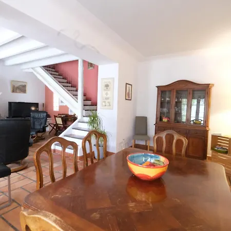 Pleasant Villa: Poolside Retreat In Moules Arles