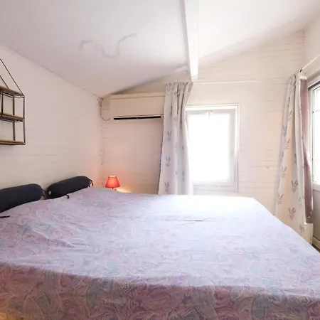 Pleasant Villa: Poolside Retreat In Moules * Arles