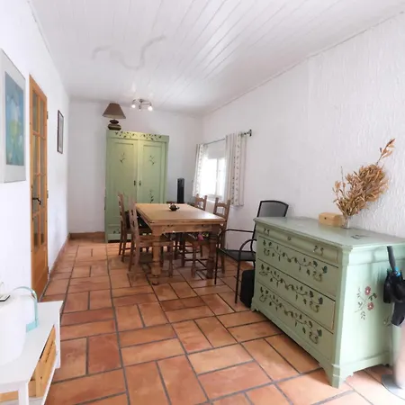 Pleasant Villa: Poolside Retreat In Moules Arles