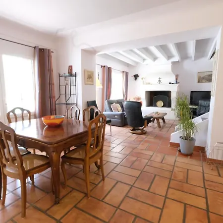 Holiday home Pleasant Villa: Poolside Retreat In Moules *