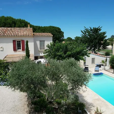 Pleasant Villa: Poolside Retreat In Moules *