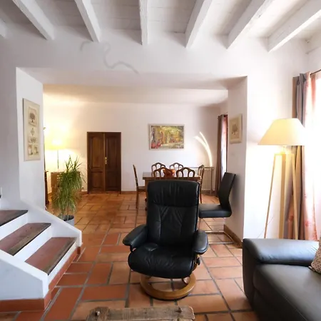 Pleasant Villa: Poolside Retreat In Moules Arles