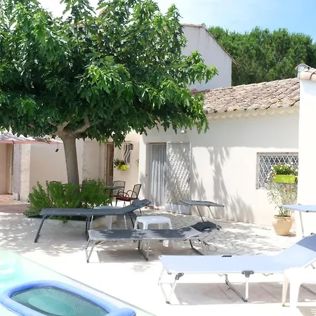 Pleasant Villa: Poolside Retreat In Moules * Arles