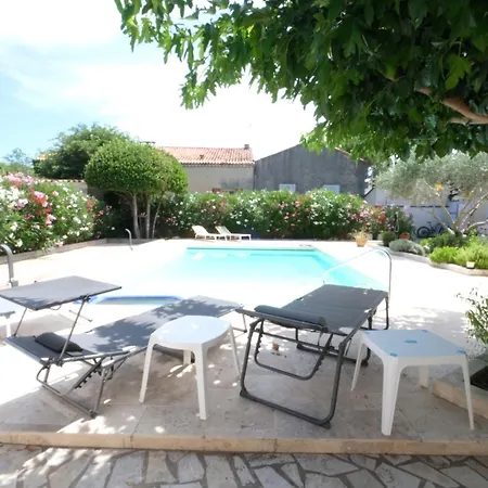 Holiday home Pleasant Villa: Poolside Retreat In Moules