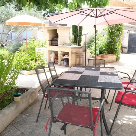 Pleasant Villa: Poolside Retreat In Moules Holiday home Arles