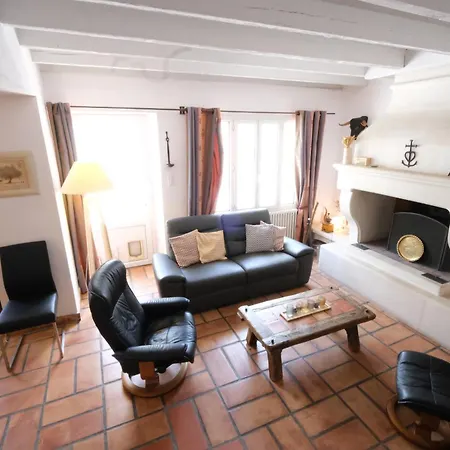 Pleasant Villa: Poolside Retreat In Moules Arles