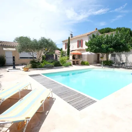Pleasant Villa: Poolside Retreat In Moules * Arles