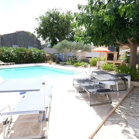Holiday home Pleasant Villa: Poolside Retreat In Moules
