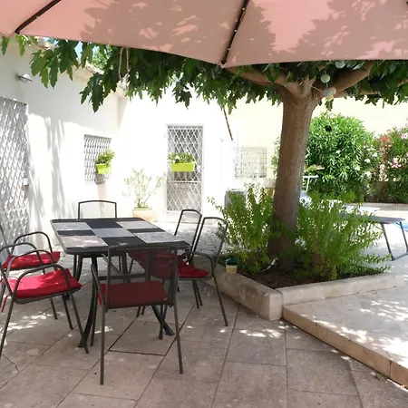 Pleasant Villa: Poolside Retreat In Moules Holiday home *