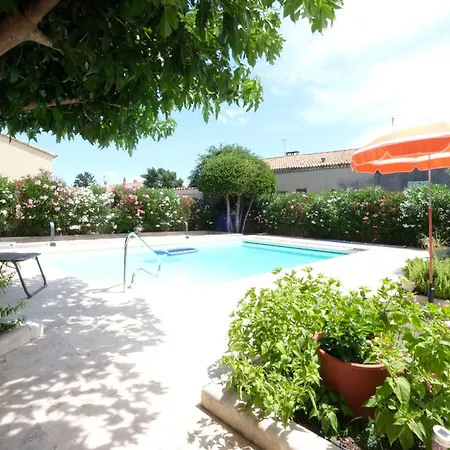 Pleasant Villa: Poolside Retreat In Moules *